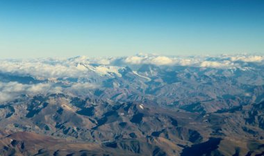 Bulutlardaki dağların güzel hava manzarası 