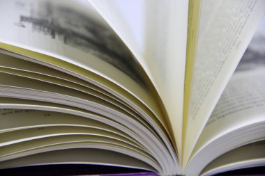 Açılmış kitabın masadaki yakın görüntüsü