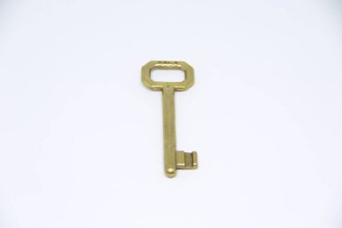 Metal altın anahtar beyaz arkaplanda izole edildi