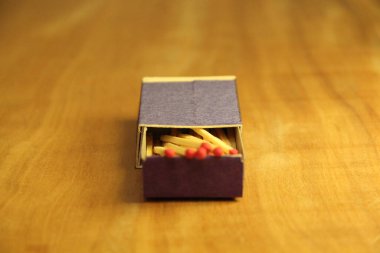 Tahta masa arkasında kibrit çöpleri