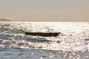 Deniz manzaralı bir tekne.