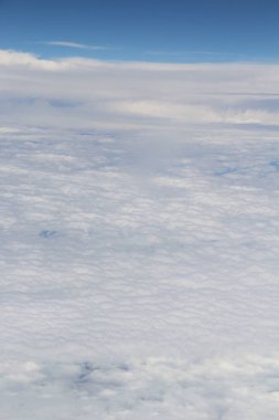 Mavi gökyüzünde beyaz bulutlar