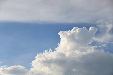 Mavi gökyüzünde beyaz bulutlar