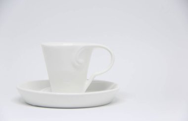 Beyaz arkaplanda fincan ve fincan tabağı görüntüsü 