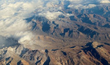 Bulutlardaki dağların güzel hava manzarası 