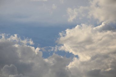 Mavi gökyüzünde beyaz bulutlar