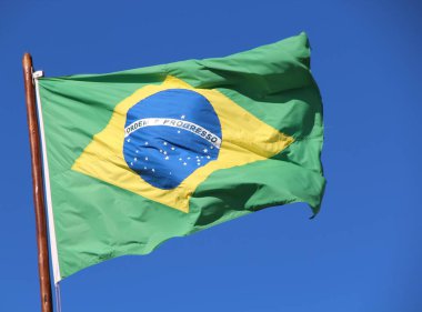 Gökyüzü arka planında Brezilya bayrağı
