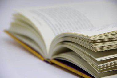 Açılmış kitabın masadaki yakın görüntüsü