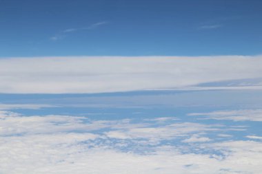 Mavi gökyüzünde beyaz bulutlar