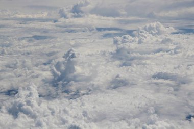 Mavi gökyüzünde beyaz bulutlar