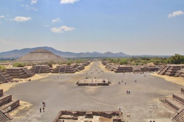 Meksika 'da antik bir şehir olan Teotihuacan, piramitlerin ve harabelerin manzarası