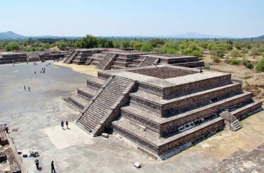 Meksika 'da antik bir şehir olan Teotihuacan, piramitlerin ve harabelerin manzarası