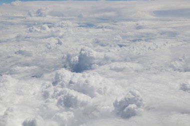 Mavi gökyüzünde beyaz bulutlar