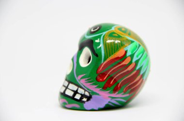 Beyaz arkaplanda Meksika kafatası