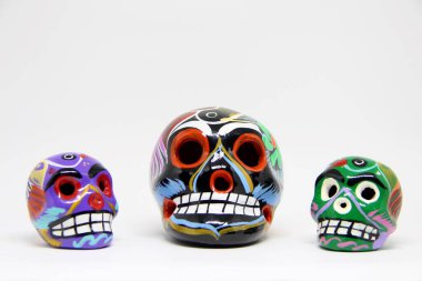 Beyaz arka planda Meksika kafatasları