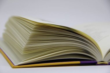 Açılmış kitabın masadaki yakın görüntüsü