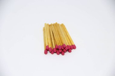 Beyaz arkaplanda kibrit çöpleri