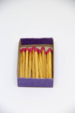 Beyaz arkaplanda kibrit kutusunda kibrit çöpleri