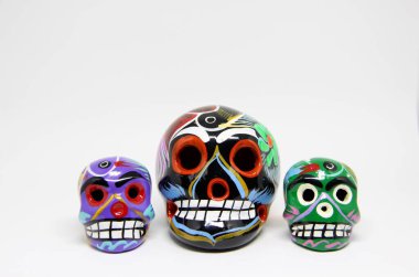 Beyaz arka planda Meksika kafatasları