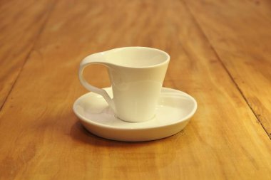 Boş bir kahve fincanını ahşap arka planda bir fincan üzerinde görmek