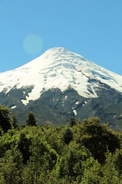Karlı volkanın manzarası - Şili