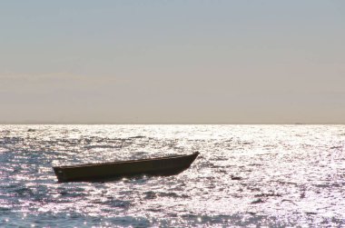 Deniz manzaralı bir tekne.