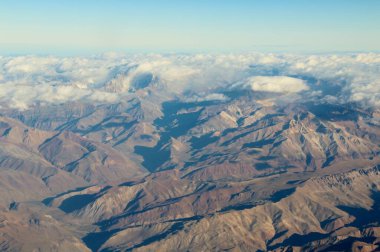 Bulutlardaki dağların güzel hava manzarası 