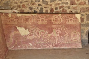 Meksika 'da antik bir şehir olan Teotihuacan, piramitlerin ve harabelerin manzarası