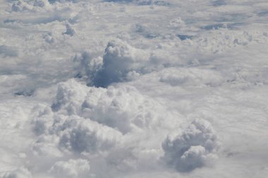 Mavi gökyüzünde beyaz bulutlar