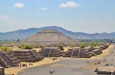 Meksika 'da antik bir şehir olan Teotihuacan, piramitlerin ve harabelerin manzarası