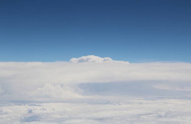 Mavi gökyüzünde beyaz bulutlar