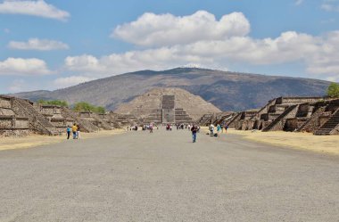 Meksika 'da antik bir şehir olan Teotihuacan, piramitlerin ve harabelerin manzarası