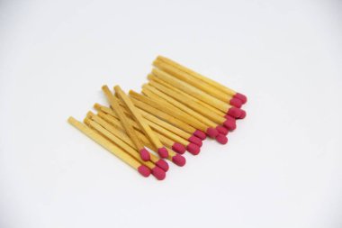 Beyaz arkaplanda kibrit çöpleri