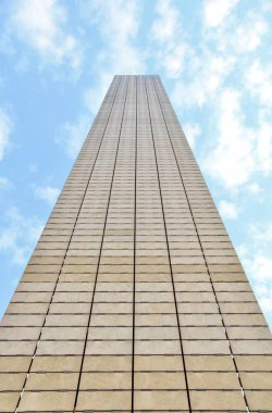 Mavi gökyüzü arka planındaki cep telefonu şebekesi için baz istasyonu ve radyo anteniName