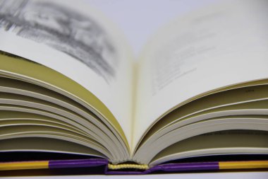 Açılmış kitabın masadaki yakın görüntüsü