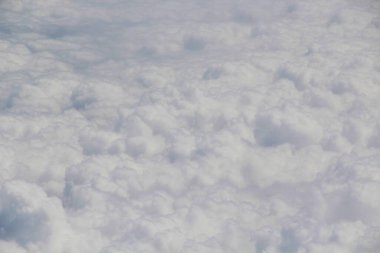 Mavi gökyüzünde beyaz bulutlar