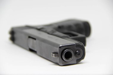 Tabanca, tek el kullanım için tasarlanmış, beyaz üzerine izole edilmiş küçük bir silah..