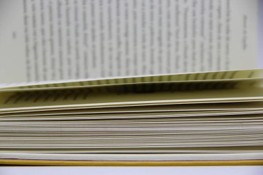 Açılmış kitabın masadaki yakın görüntüsü