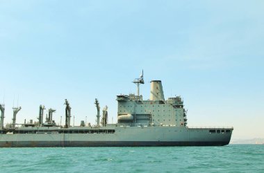 Denizdeki askeri donanma gemisi.