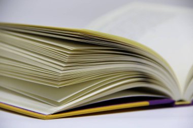 Açılmış kitabın masadaki yakın görüntüsü