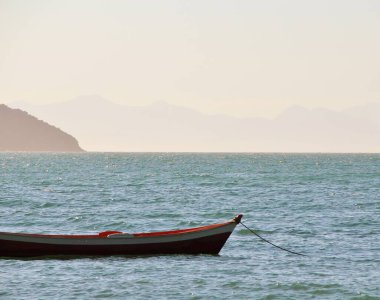 Deniz manzaralı bir tekne.