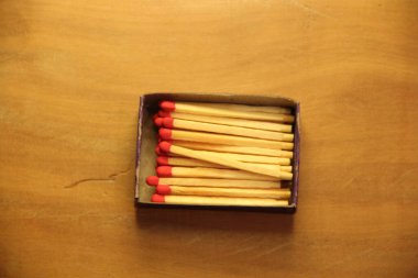 Tahta masa arkasında kibrit çöpleri