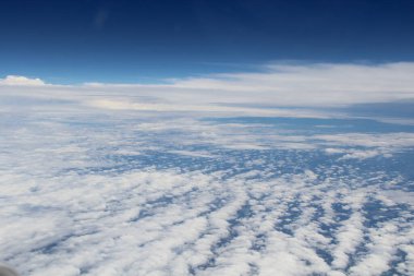 Mavi gökyüzünde beyaz bulutlar