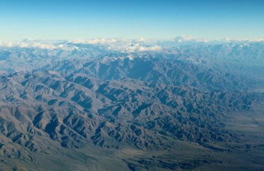 Bulutlardaki dağların güzel hava manzarası 