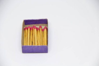 Beyaz arkaplanda kibrit kutusunda kibrit çöpleri