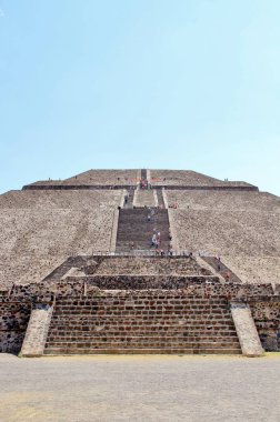 Meksika 'da antik bir şehir olan Teotihuacan, piramitlerin ve harabelerin manzarası