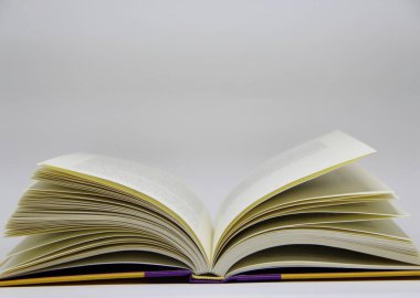 Açılmış kitabın masadaki yakın görüntüsü