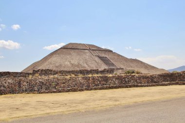 Meksika 'da antik bir şehir olan Teotihuacan, piramitlerin ve harabelerin manzarası