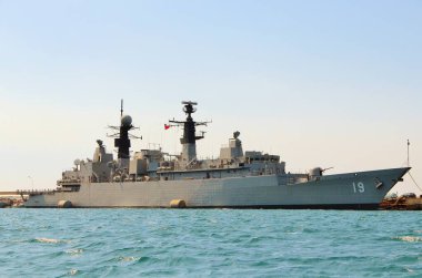 Denizdeki askeri donanma gemisi.