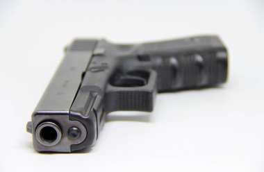 Tabanca, tek el kullanım için tasarlanmış, beyaz üzerine izole edilmiş küçük bir silah..